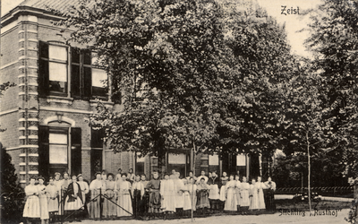 15875 Gezicht op de voorgevel van het herenhuis Rusthof met omringende tuin (Stationslaan) te Zeist, in gebruik als ...